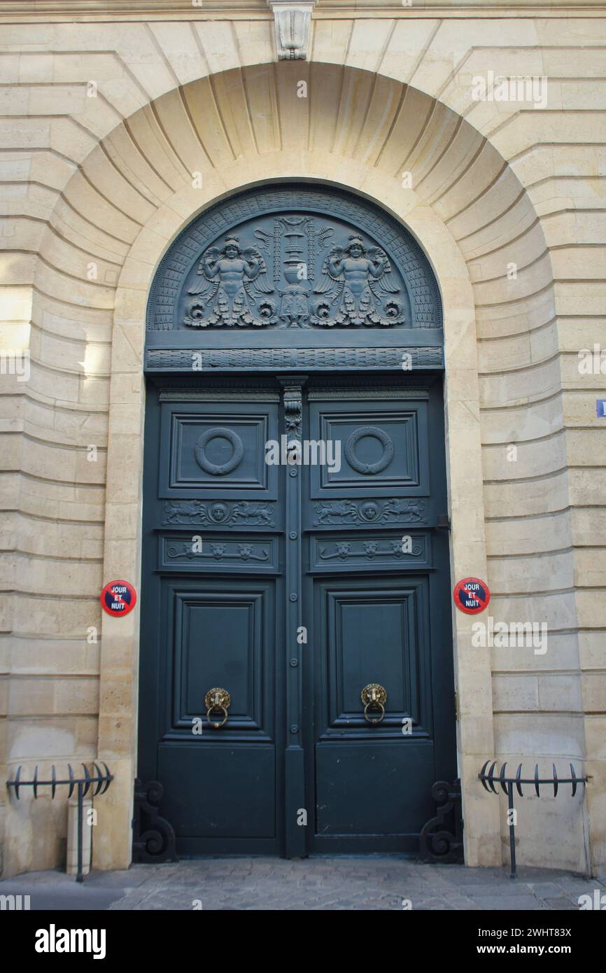 Vecchio sportello anteriore ingresso, facciata bianca e blu porta, Parigi, Francia Foto Stock