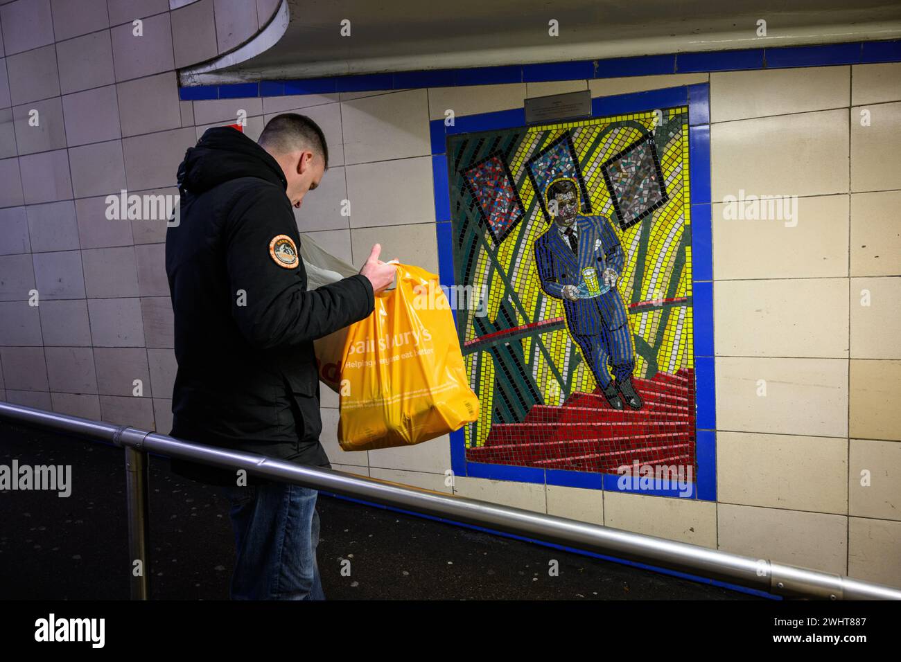 9 febbraio 2024. I mosaici raffiguranti film di Alfred Hitchcock adornano le pareti della stazione della metropolitana di Leytonstone, nella zona est di Londra. Il famoso regista è nato il 13 agosto 1899 al 517 di Leytonstone High Road. Foto Stock