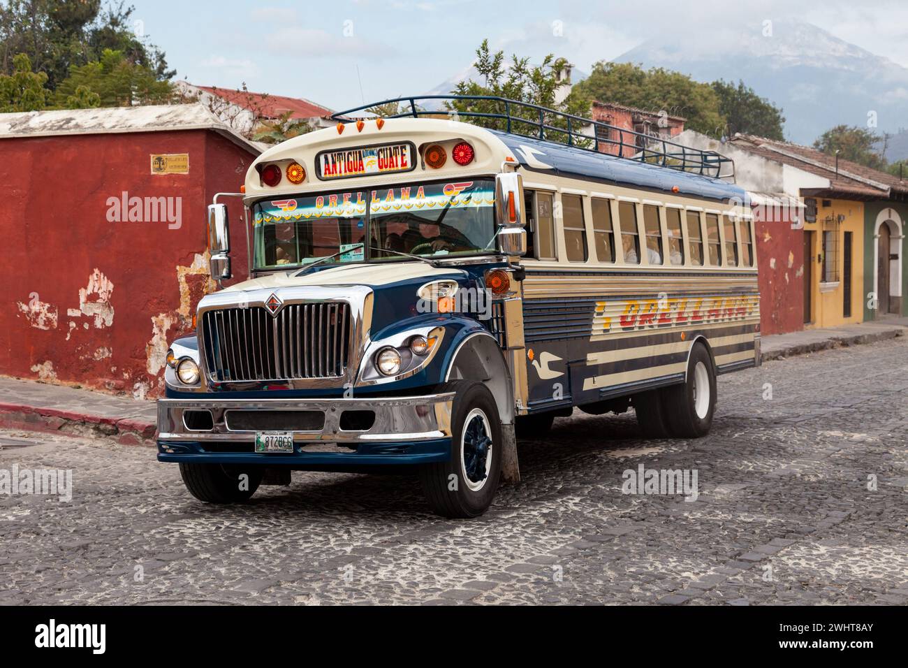 Antigua, Guatemala. Autobus per Città del Guatemala. Vulcano Agua in background. Foto Stock