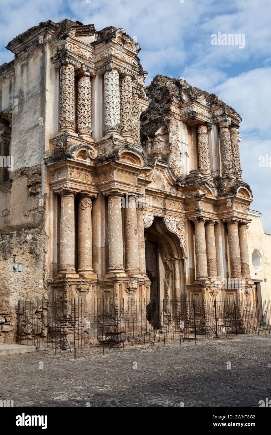 Antigua, Guatemala. Rovine della facciata della chiesa e convento di El Carmen. Foto Stock
