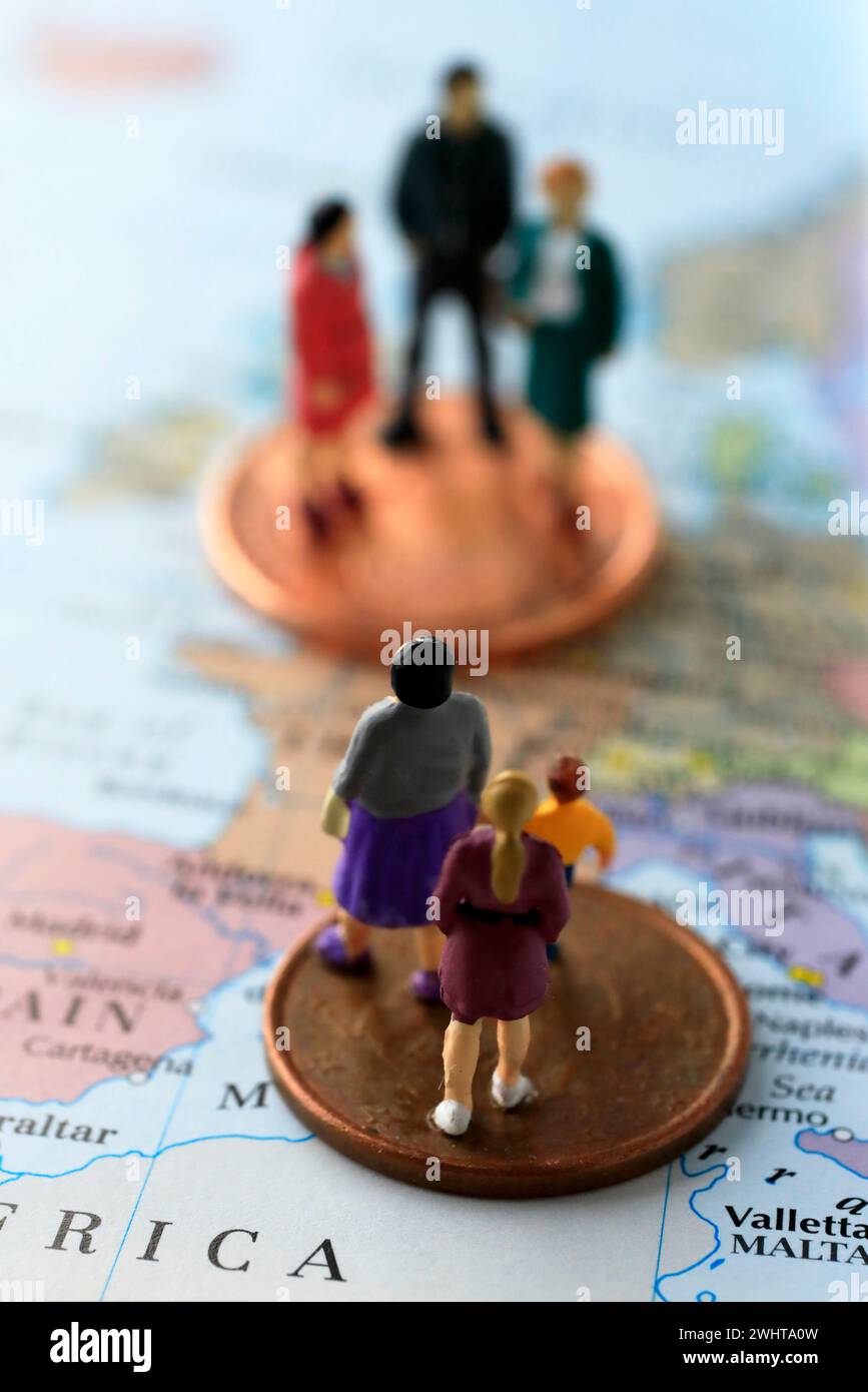 Una mappa e dei modelli che rappresentano l'immigrazione in Europa Foto Stock