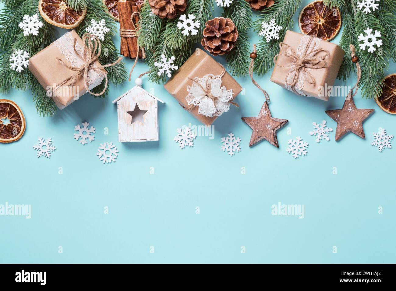 Zero sprechi di Natale o Capodanno. Confezioni sostenibili per regali e giocattoli natalizi naturali bordo, spazio copia Foto Stock