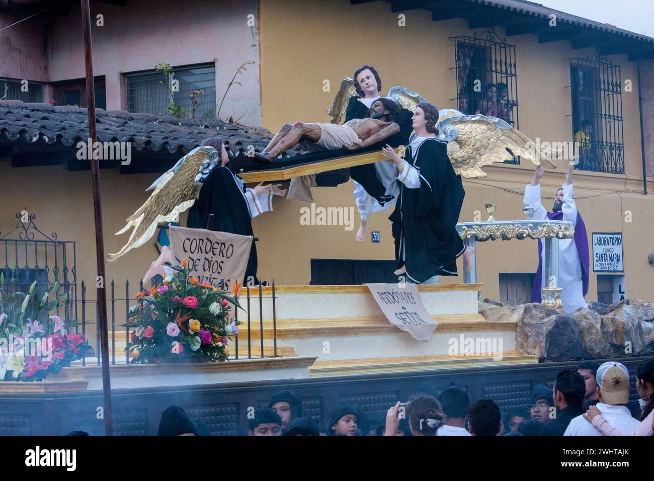 Antigua, Guatemala. L'incenso sorge intorno ad un'Anda che mostra Gesù Crocifisso, circondato da Angeli. Semana Santa Processione, Venerdì Santo. Foto Stock