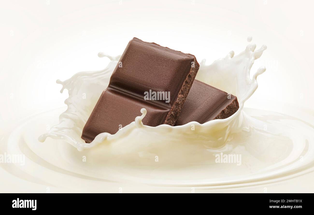 Caduta di barrette di cioccolato in schizzi di latte su sfondo bianco Foto Stock