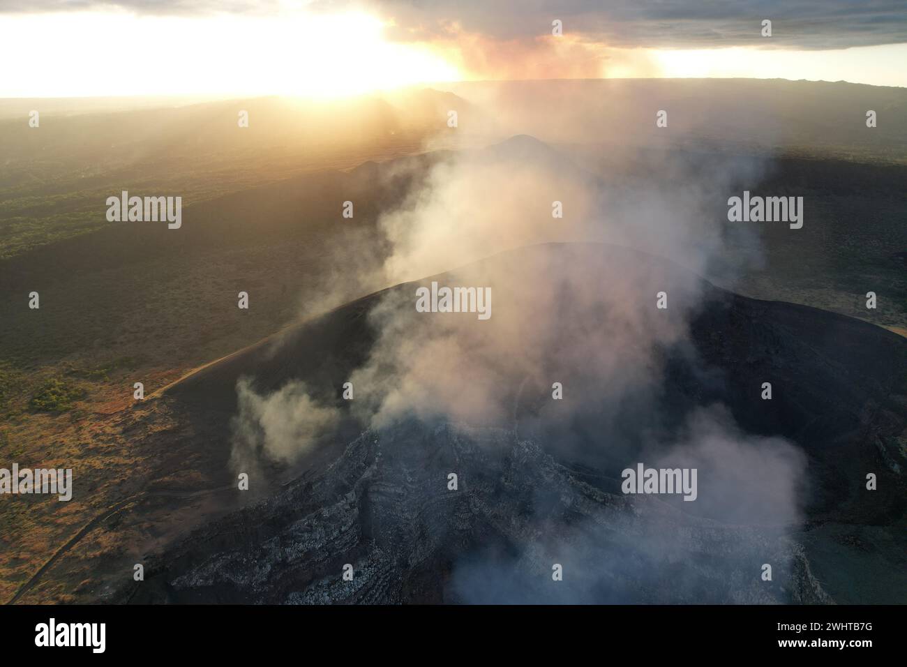 Volo gassoso dal cratere del vulcano masaya nel paesaggio del Nicaragua vista aerea con droni Foto Stock