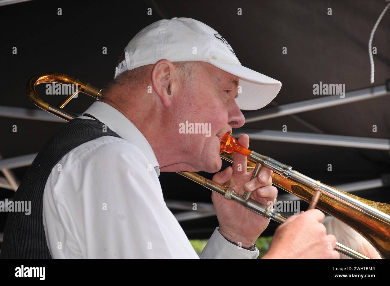 02 luglio 2023/i danesi amano il Jazz in primo piano Venite a sentire il Jazz ogni anno al Copenahgen Jazz Festival dal 30 giugno al 9 luglio 2023, lo spirito della band di New Orleans che suona al Copenhagen Jazz Festival all'hojbro plads nella capiutal danese Copenhagen Danimarca audiance enjopy jazz con bevande fredde birra e bicchiere di vino. Foto.Francis Joseph Dean/Dean Pictures Foto Stock