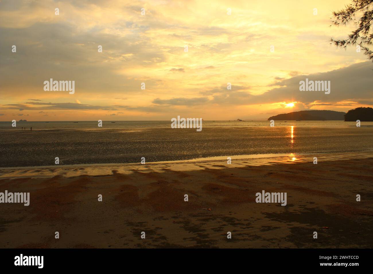 Splendido tramonto sul mare visto dalla spiaggia di Nopparat Thara Foto Stock