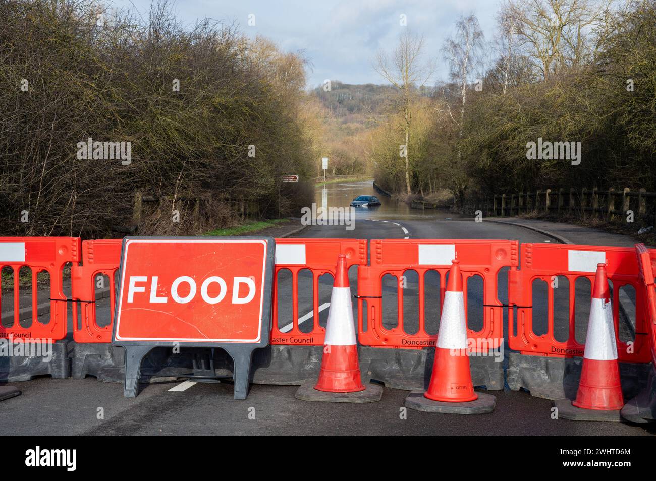 Auto bloccata in acque alluvionali a Doncaster, Regno Unito Foto Stock
