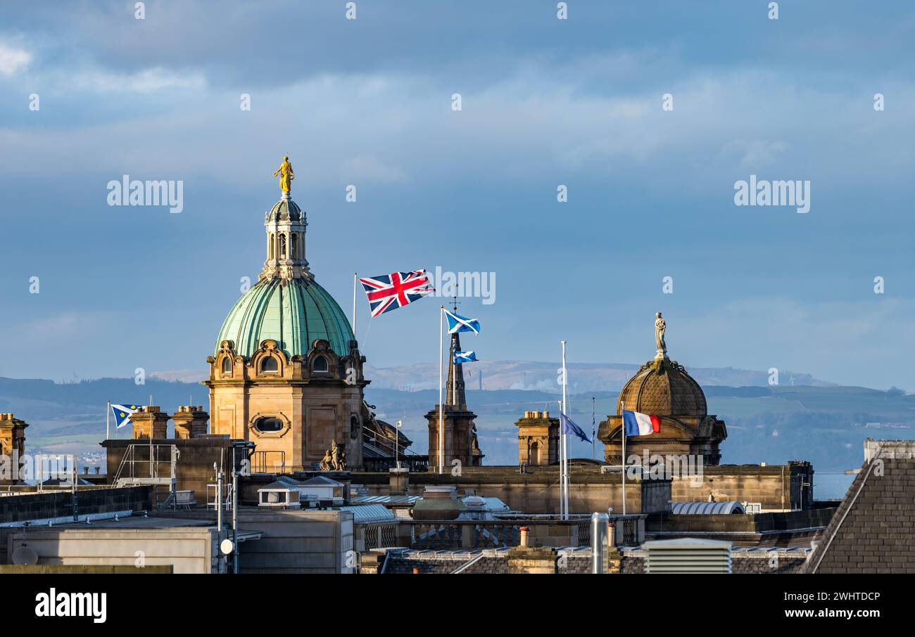 Vista dello skyline di Edimburgo con cupola in rame della sede del Lloyds Banking Group sul tumulo, Union Jack e St Andrew's Cross Flags, Scozia, Regno Unito Foto Stock
