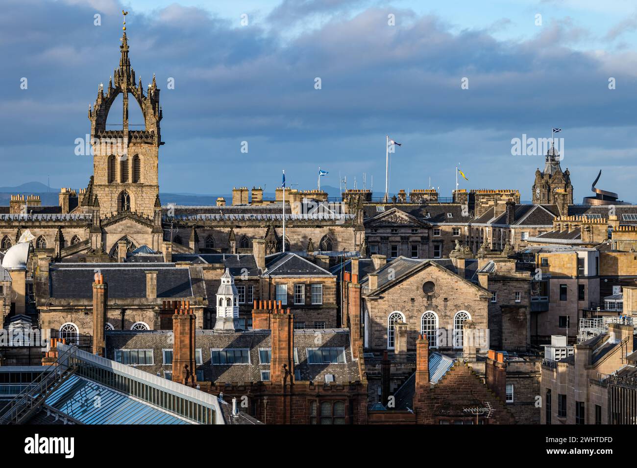 Vista sui tetti della guglia della chiesa di St Gile con lo skyline di Edimburgo, Scozia, Regno Unito Foto Stock