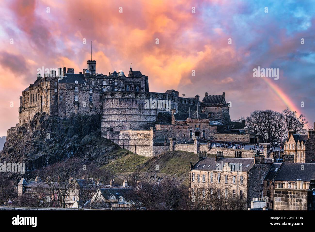 Vista del castello di Edimburgo e dello skyline della città al tramonto con l'arcobaleno, Scozia, Regno Unito Foto Stock