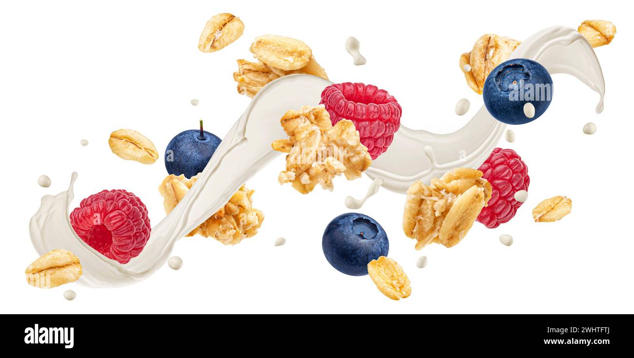 Muesli cadenti con spruzzi di latte e bacche isolate su sfondo bianco Foto Stock