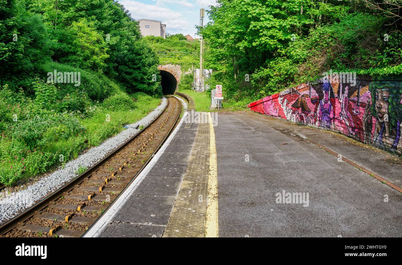 Stazione di Montpelier a Bristol, Regno Unito, con ferrovia a binario singolo della GWR Severn Beach Line e tunnel Foto Stock