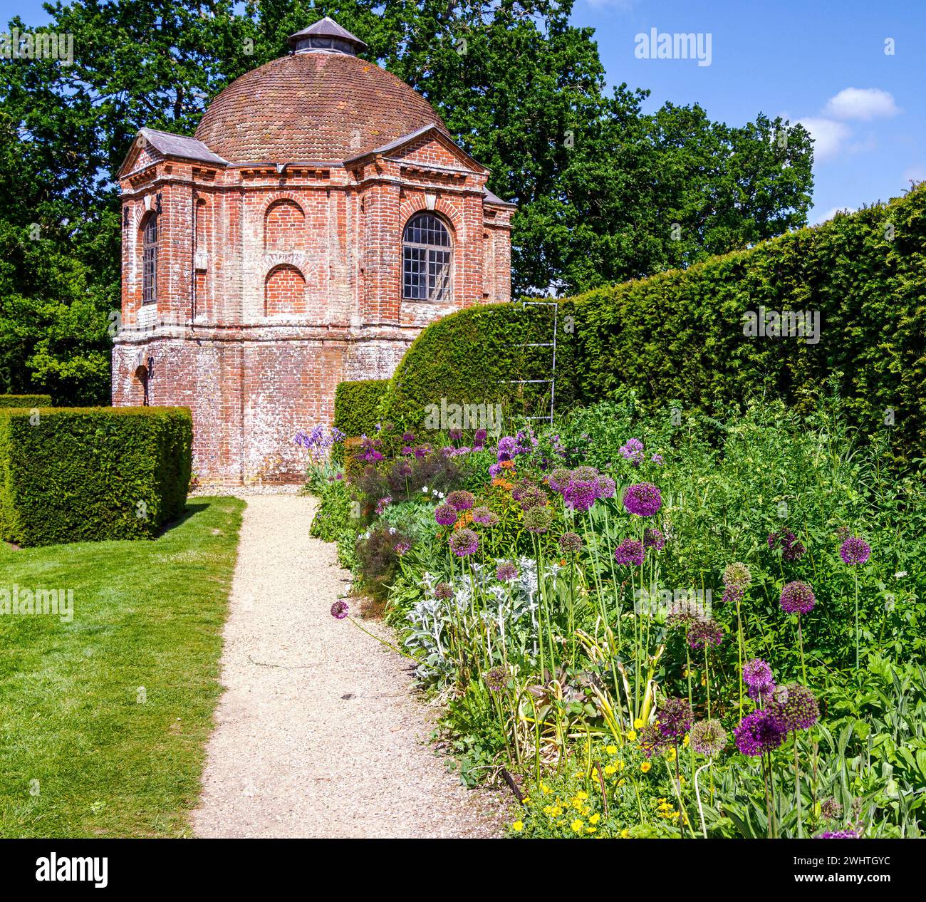 Casa estiva nel giardino del Vyne con il suo insolito tetto a cupola - Hampshire UK Foto Stock