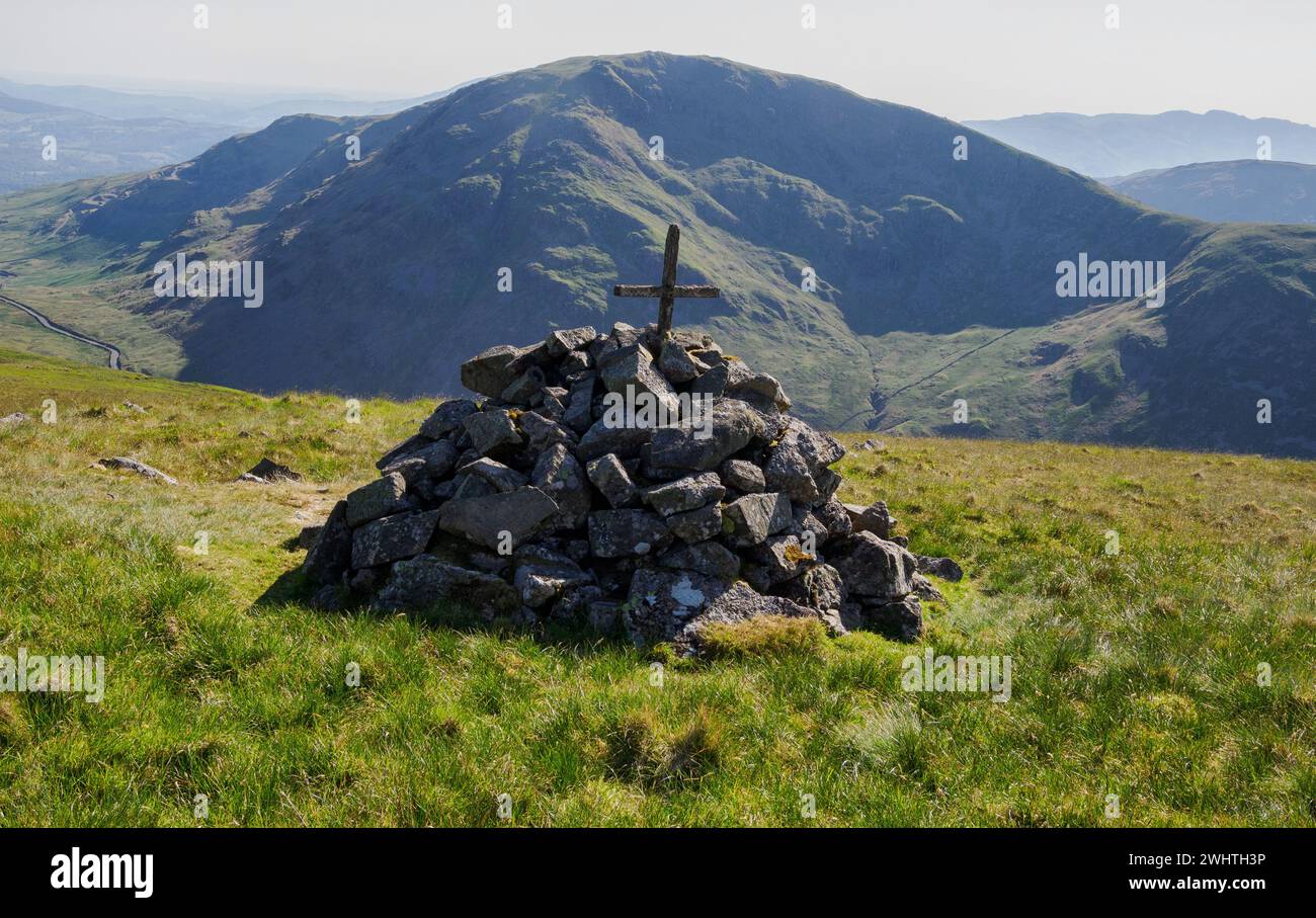 Visita il monumento di Atkinson, un monumento commemorativo e attraversa Caudale Moor guardando oltre Kirkstone Pass fino a Raven Crag nel Cumbrian Lake District nel Regno Unito Foto Stock