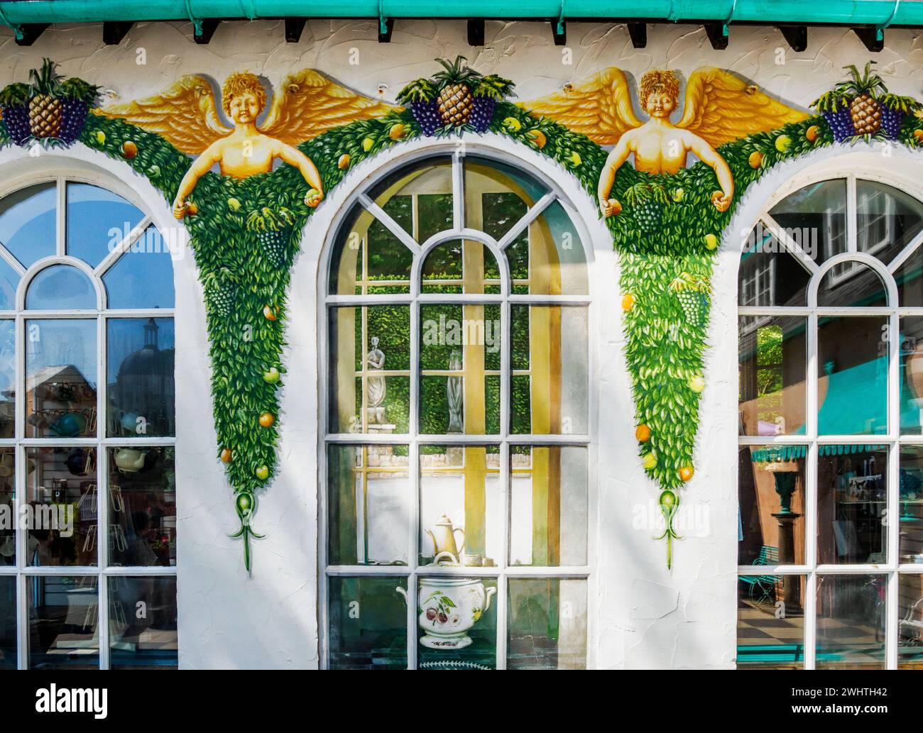 Affreschi di Angel che decorano le finestre circondano Portmeirion North Wales UK - villaggio di fantasia all'italiana creato dall'architetto Sir Clough Willams-Ellis Foto Stock