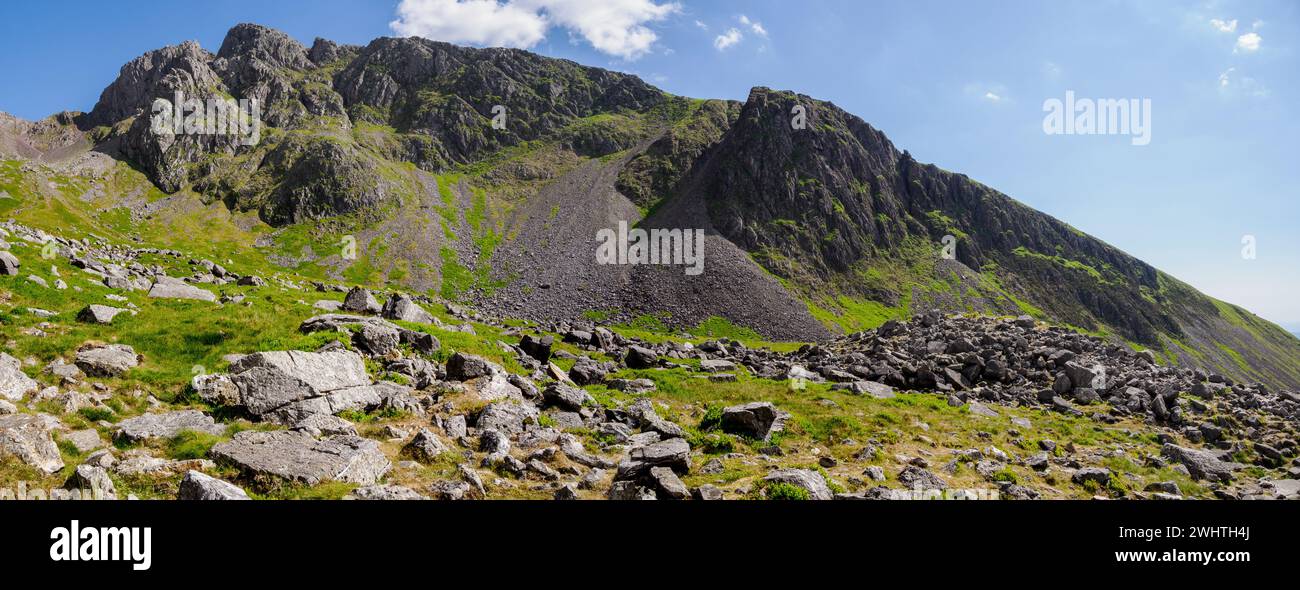 SCA Fell Crag e Pulpit Rock su SCA Fell Pike nel Lake District inglese Cumbria Regno Unito visto dalla salita di Lingmell da Wasdale Head Foto Stock