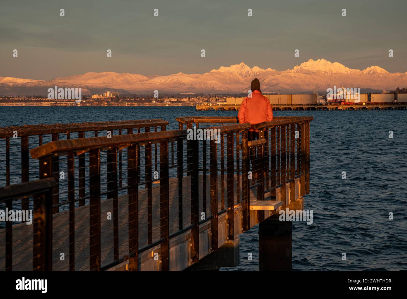 WA25038-00...WASHINGTON - neve fresca sulle Cascade Mountains al tramonto dal molo di pesca di Mukilteo, sul Possession Sound. Foto Stock