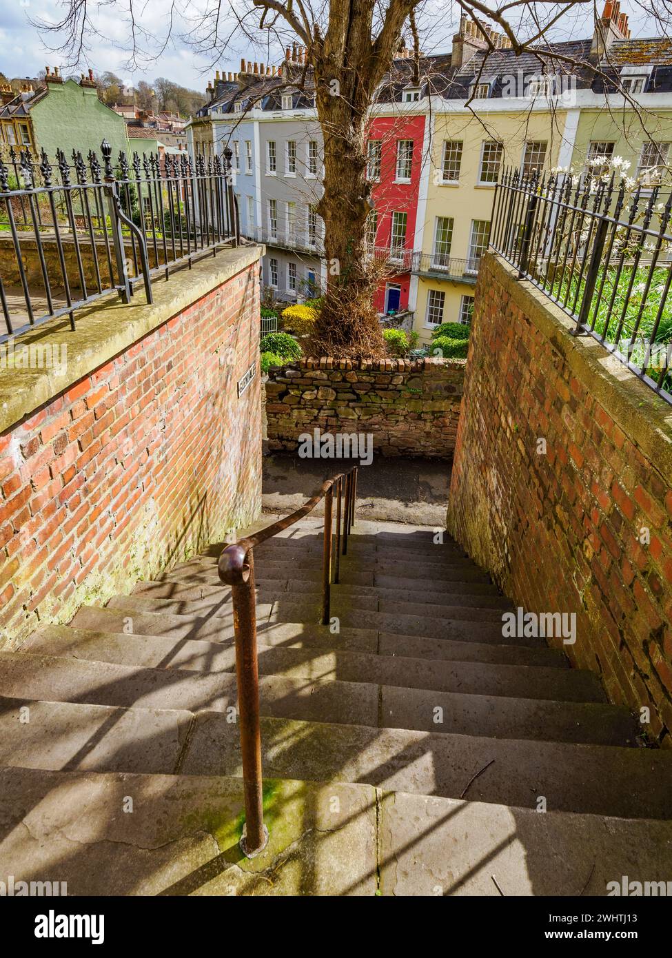 Il Polygon, una colorata mezzaluna di case georgiane a Cliftonwood, Bristol, Regno Unito Foto Stock