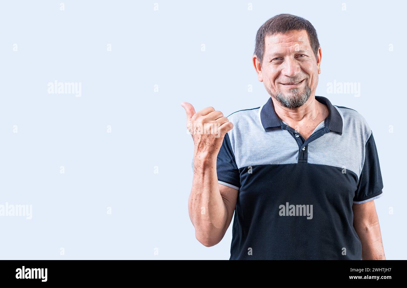 Sorridente anziano che indica uno striscione a lato. Vecchio anziano che indica la promozione isolata Foto Stock
