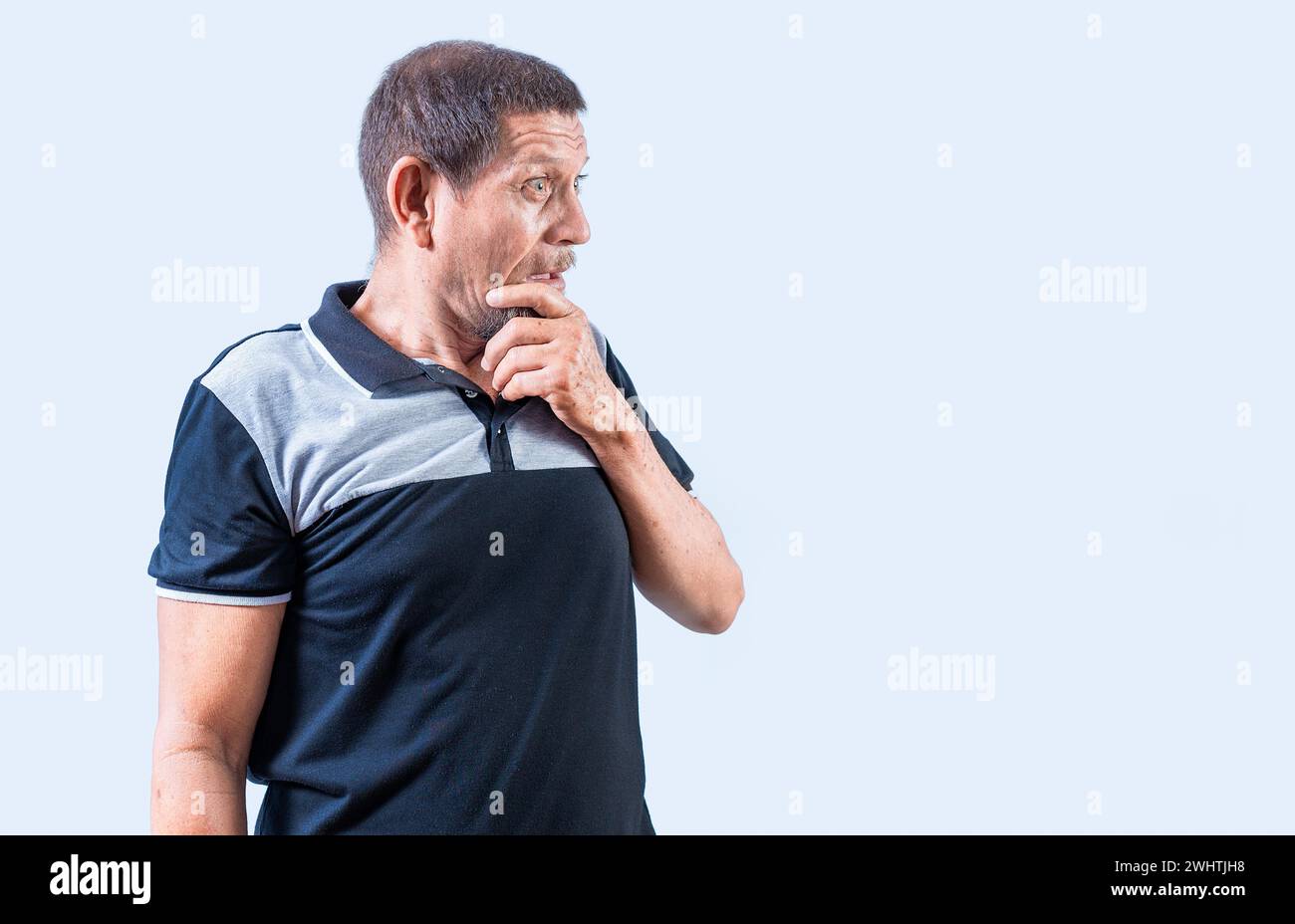 Ha sorpreso gli anziani con le bocche aperte che guardano di lato. Stupito vecchio che guarda una promozione a parte, tenendo il mento Foto Stock