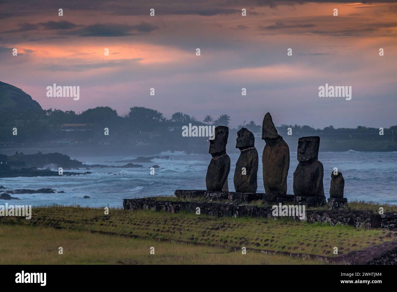 Moais a Tahai al tramonto, Rapa Nui, Isola di Pasqua Foto Stock