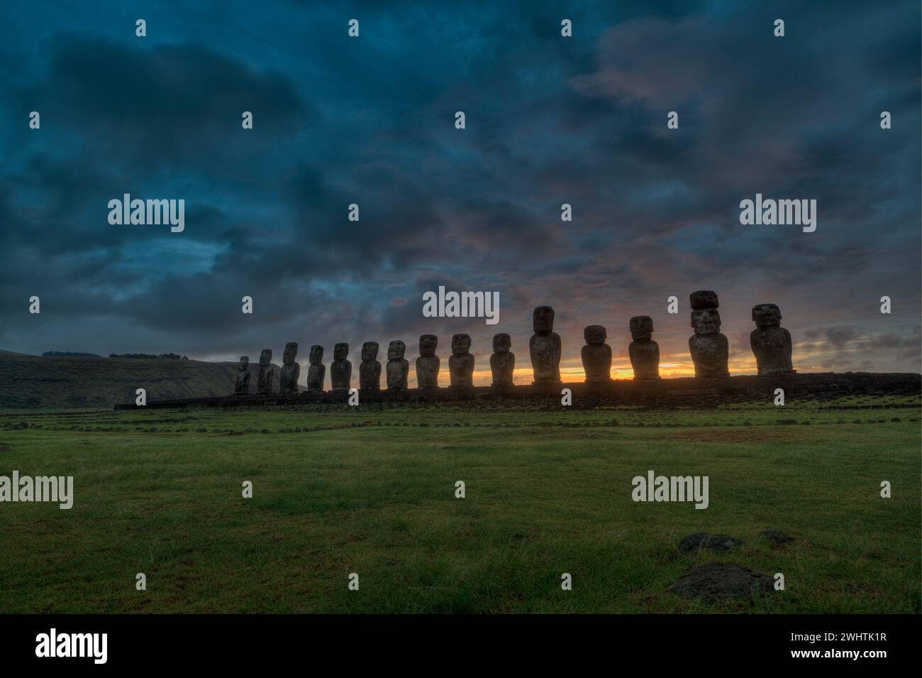 Moais a Tongariki all'alba, Rapa Nui, Isola di Pasqua Foto Stock