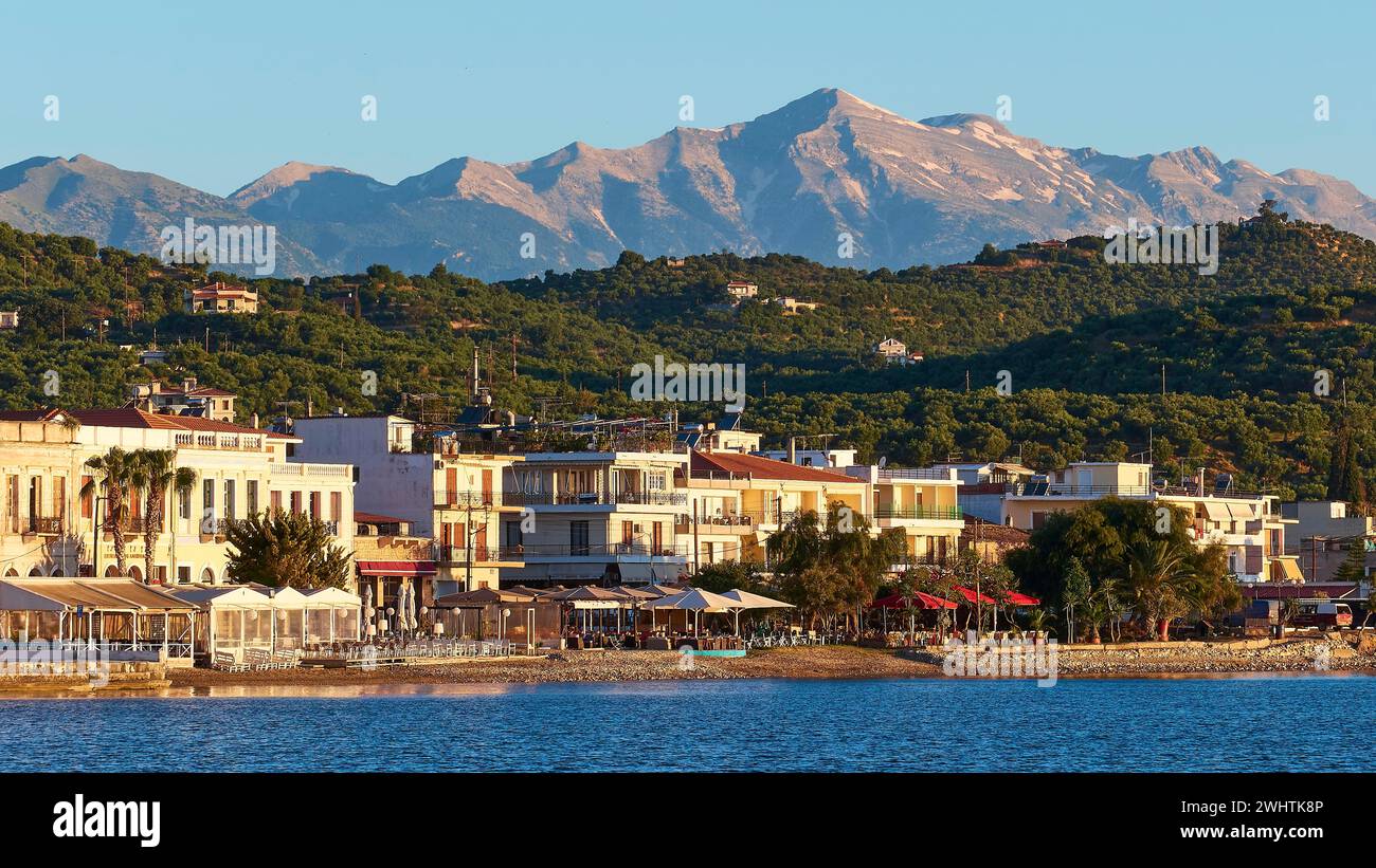 Città costiera all'alba con vista sul mare e sulle montagne sullo sfondo, i monti Taygetos, Taygetos, Gythio, mani, Peloponneso, Grecia Foto Stock