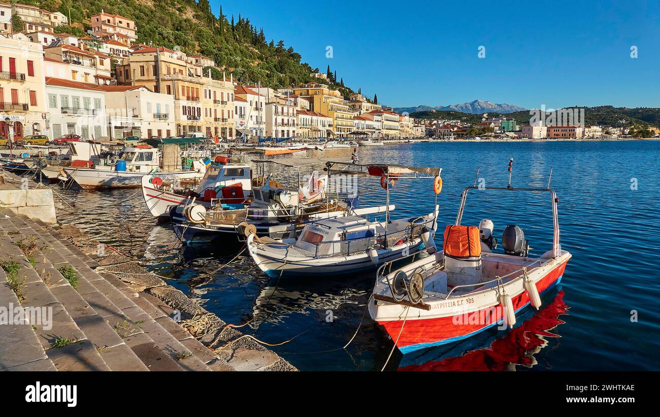 Piccole barche da pesca in un porto mediterraneo soleggiato con montagne, monti Taygetos, Taygetos, Gythio, mani, Peloponneso, Grecia Foto Stock
