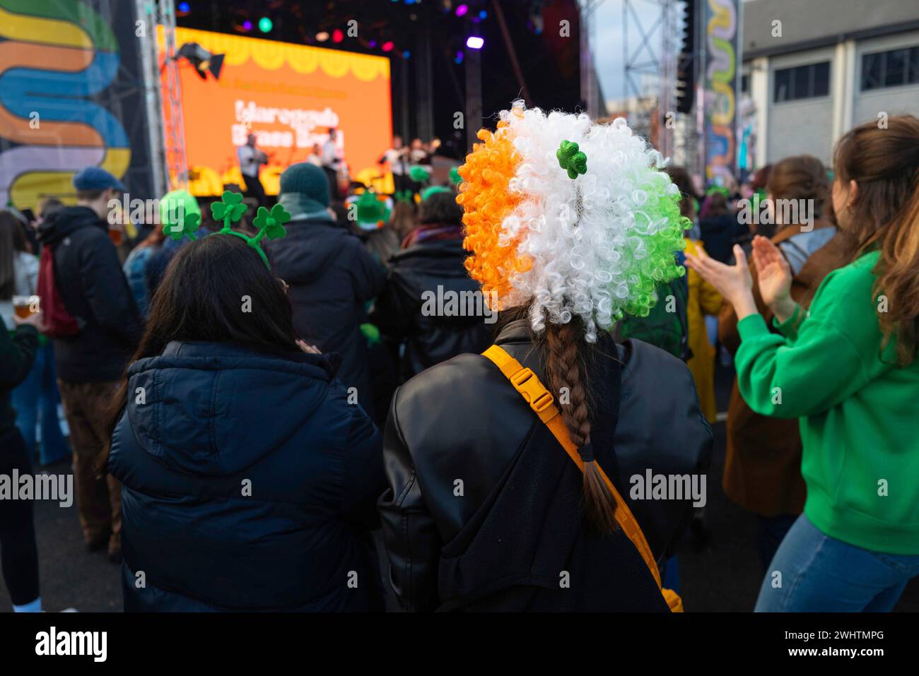 Siamo orgogliosi di essere irlandesi in mostra con cappelli verdi e parrucche di verde, bianco e oro, i colori nazionali dell'Irlanda il giorno di San Patrizio. Dublino Foto Stock