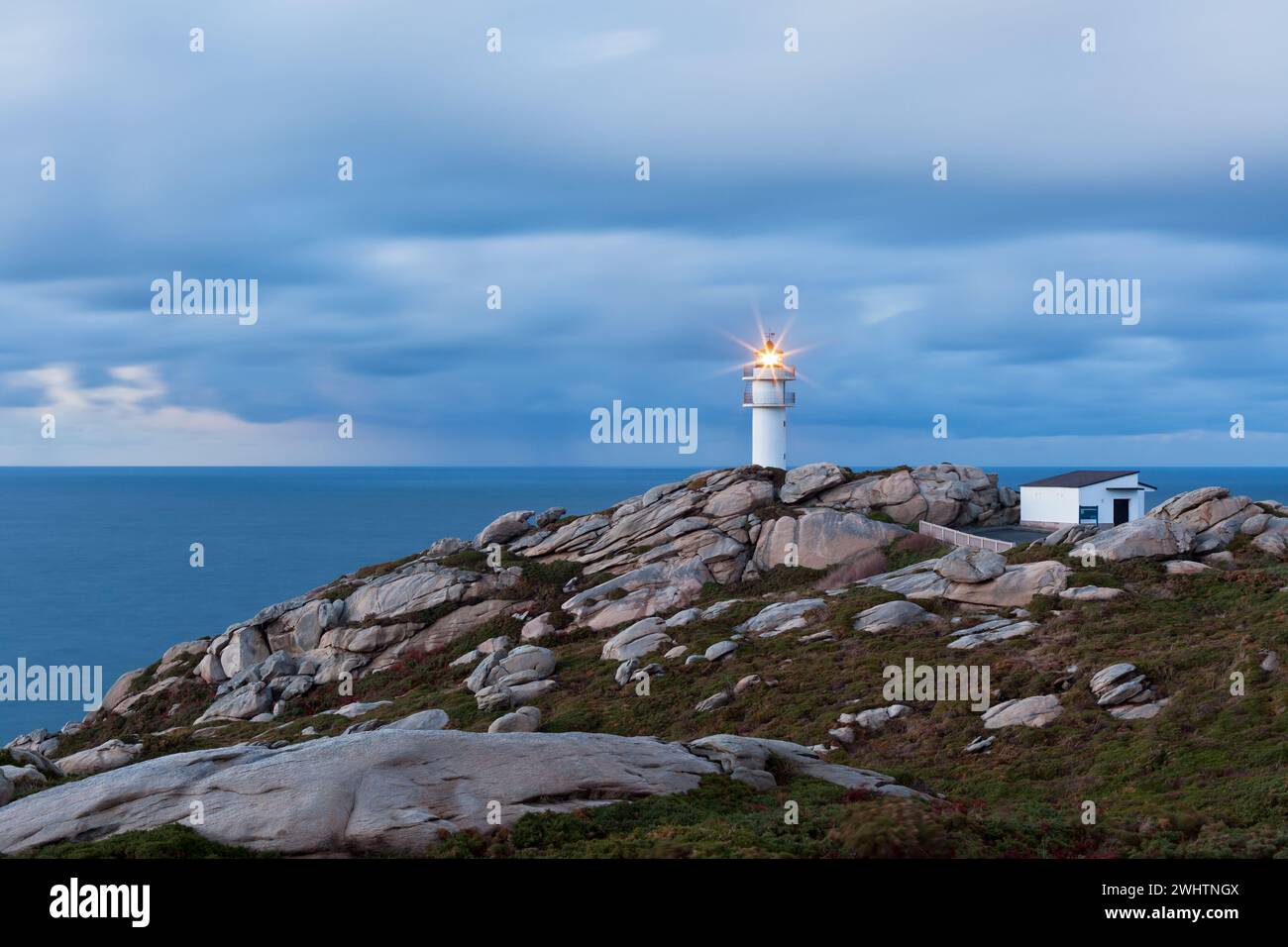 Faro funzionante nel nord della Spagna in cattivo tempo Foto Stock