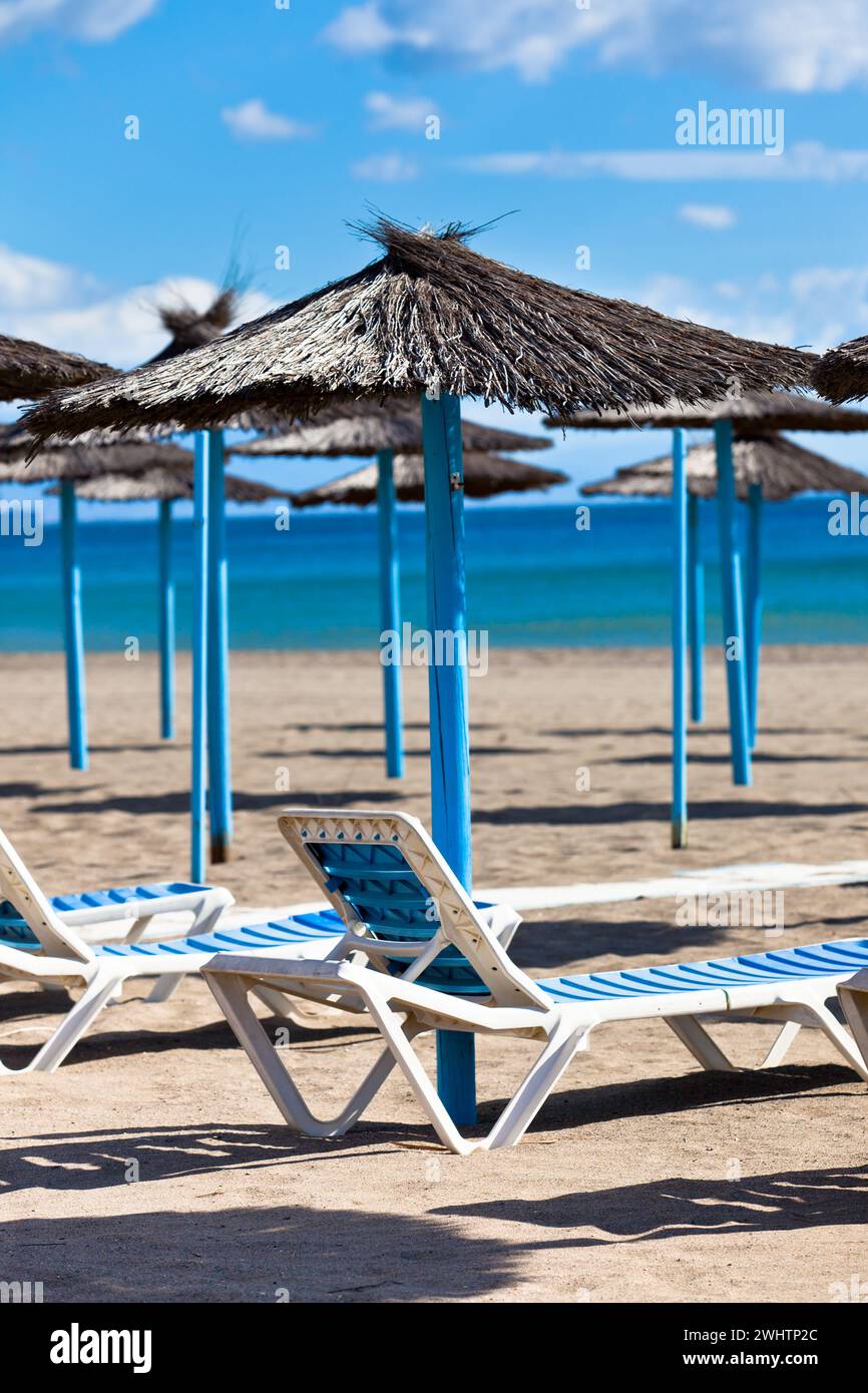 Linee di ombrelloni a Spanish Sand Beach Foto Stock