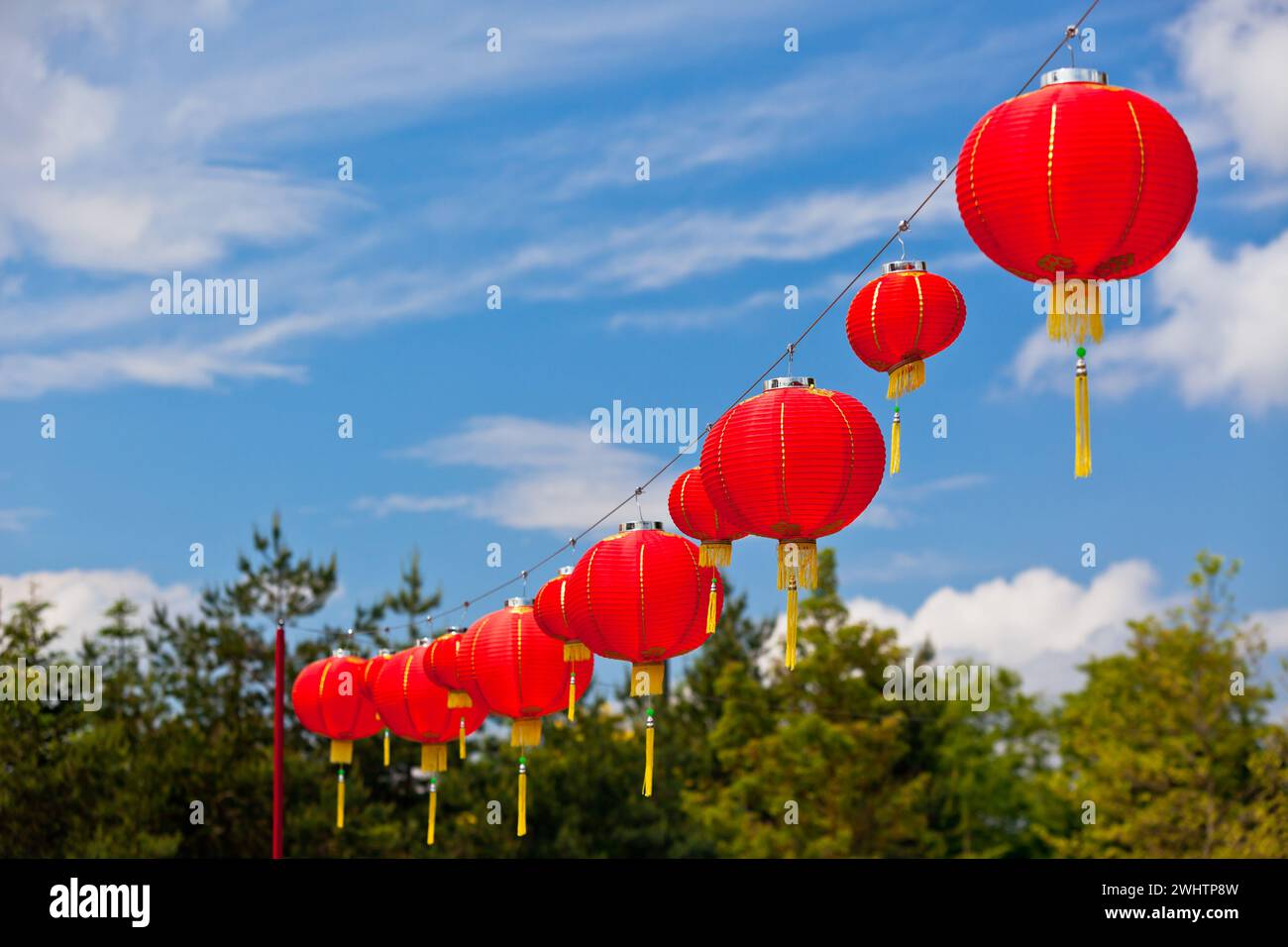 Rosso cinese lanterne di carta contro un cielo blu Foto Stock