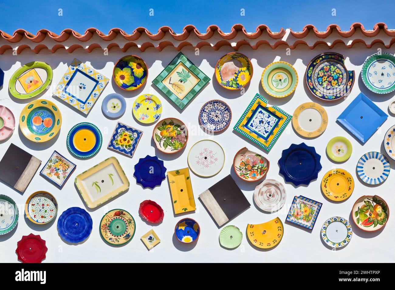 Tradizionale portoghese le piastre in ceramica su una parete in Algarve Foto Stock