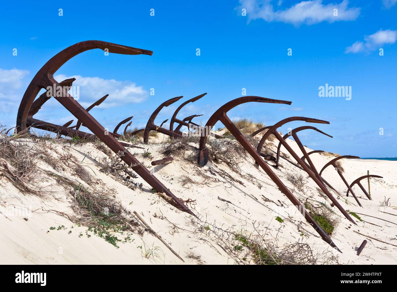 Cimitero delle vecchie ancore, costa del Portogallo Foto Stock