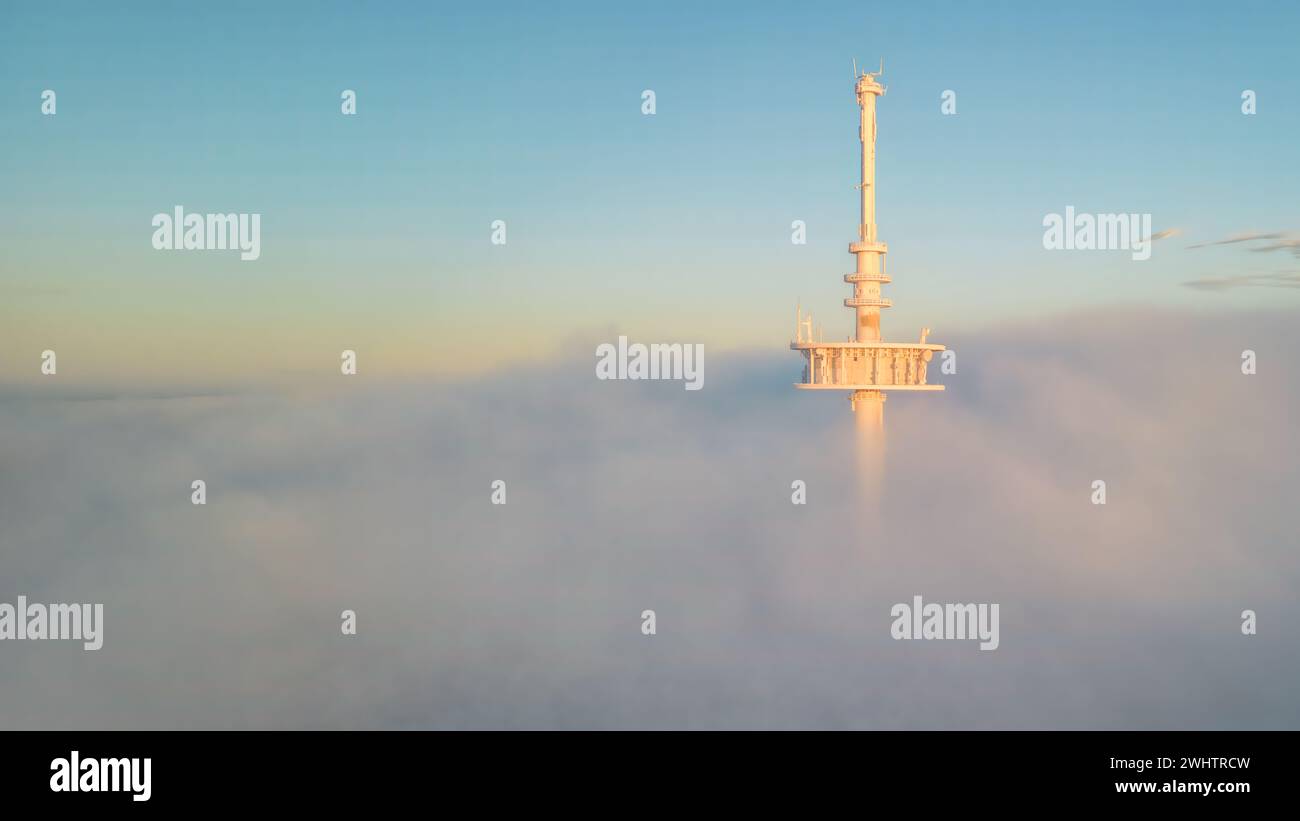 La torre televisiva tra le nuvole in Assia, germania Foto Stock