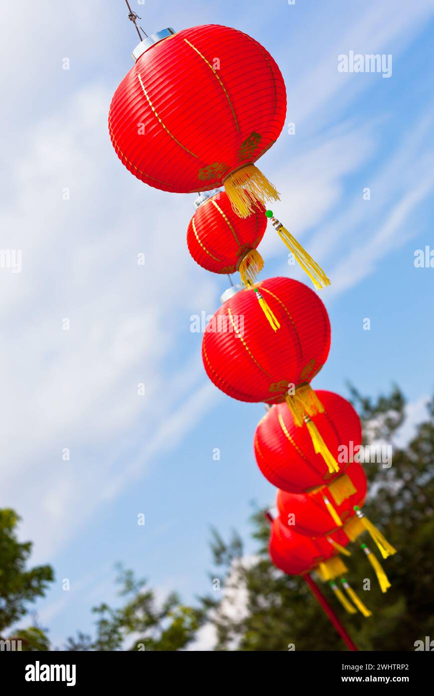 Rosso cinese lanterne di carta contro un cielo blu Foto Stock