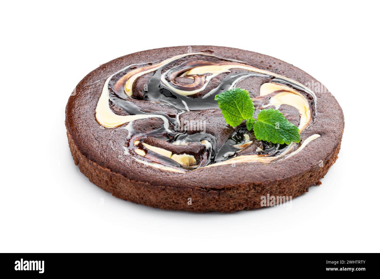 Crostata di cioccolato fondente decorata con ganache bianche e scure isolate su bianco Foto Stock
