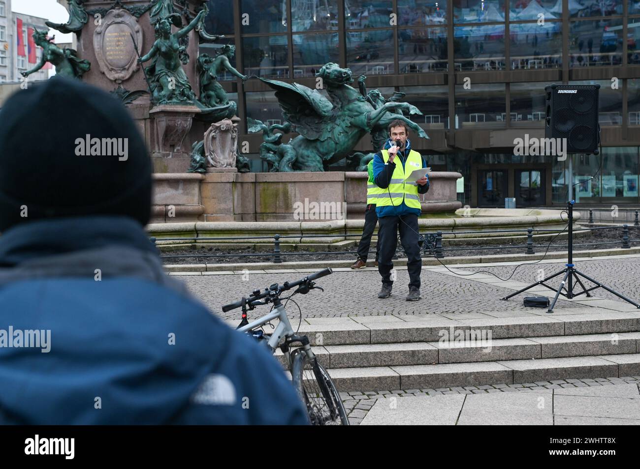 Lipsia - Rund 150 Fahrradfahrer gedenken getöteten Radfahrer: Protestzug über den Leipziger Ring 11.02.2024 gegen 13 Uhr Leipzig, Augustusplatz/Stadtring Der Verein Verkehrswende Leipzig Hat am Sonntag zu einer Gedenkfahrt zu Ehren des toten Fahrradaktivisten Andreas Mandalka -bter Natufter-beufannaufer - Naturt - Fahrradfannaufr-fr-fr. Im Januar kam er bei einem Unfall mit einem Auto nahe Pforzheim ums Leben. Rund 150 Menschen sind dem Aufruf am Mittag gefolgt. Auf dem Augustusplatz vor dem Gewandhaus gab es eine Gedenkminute. Versammlungsteilnehmer legten Blumen, Kerzen, Kuscheltiere nieder. Nach einer Schwe Foto Stock