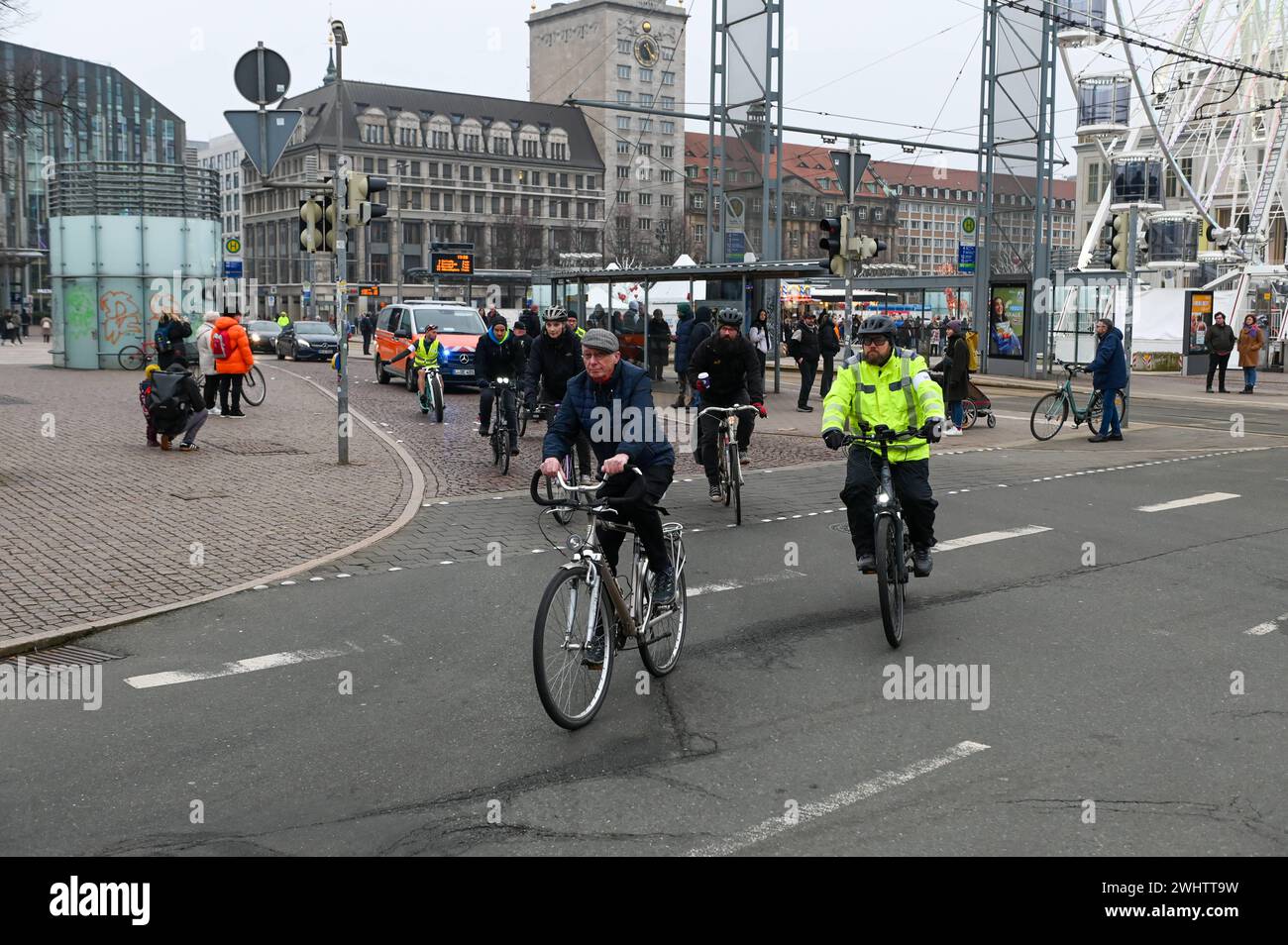 Lipsia - Rund 150 Fahrradfahrer gedenken getöteten Radfahrer: Protestzug über den Leipziger Ring 11.02.2024 gegen 13 Uhr Leipzig, Augustusplatz/Stadtring Der Verein Verkehrswende Leipzig Hat am Sonntag zu einer Gedenkfahrt zu Ehren des toten Fahrradaktivisten Andreas Mandalka -bter Natufter-beufannaufer - Naturt - Fahrradfannaufr-fr-fr. Im Januar kam er bei einem Unfall mit einem Auto nahe Pforzheim ums Leben. Rund 150 Menschen sind dem Aufruf am Mittag gefolgt. Auf dem Augustusplatz vor dem Gewandhaus gab es eine Gedenkminute. Versammlungsteilnehmer legten Blumen, Kerzen, Kuscheltiere nieder. Nach einer Schwe Foto Stock