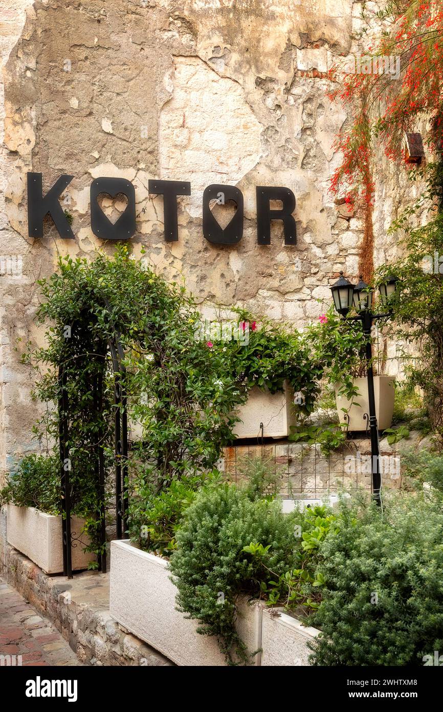 Kotor, Montenegro, cartello con il nome sul muro della casa Foto Stock