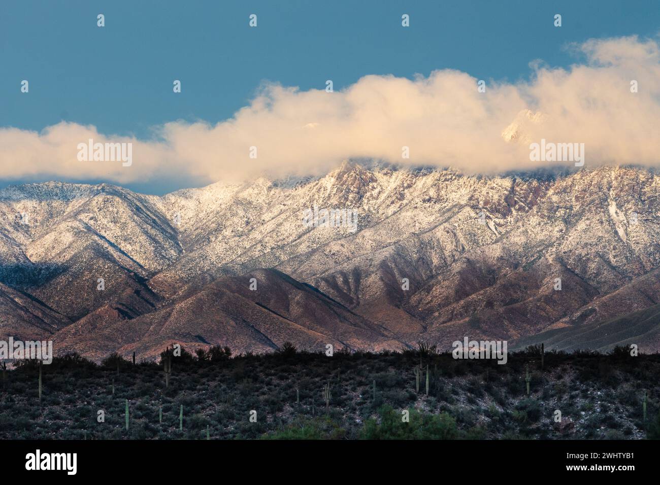 Le Four Peaks Mountains sono circondate da neve Foto Stock