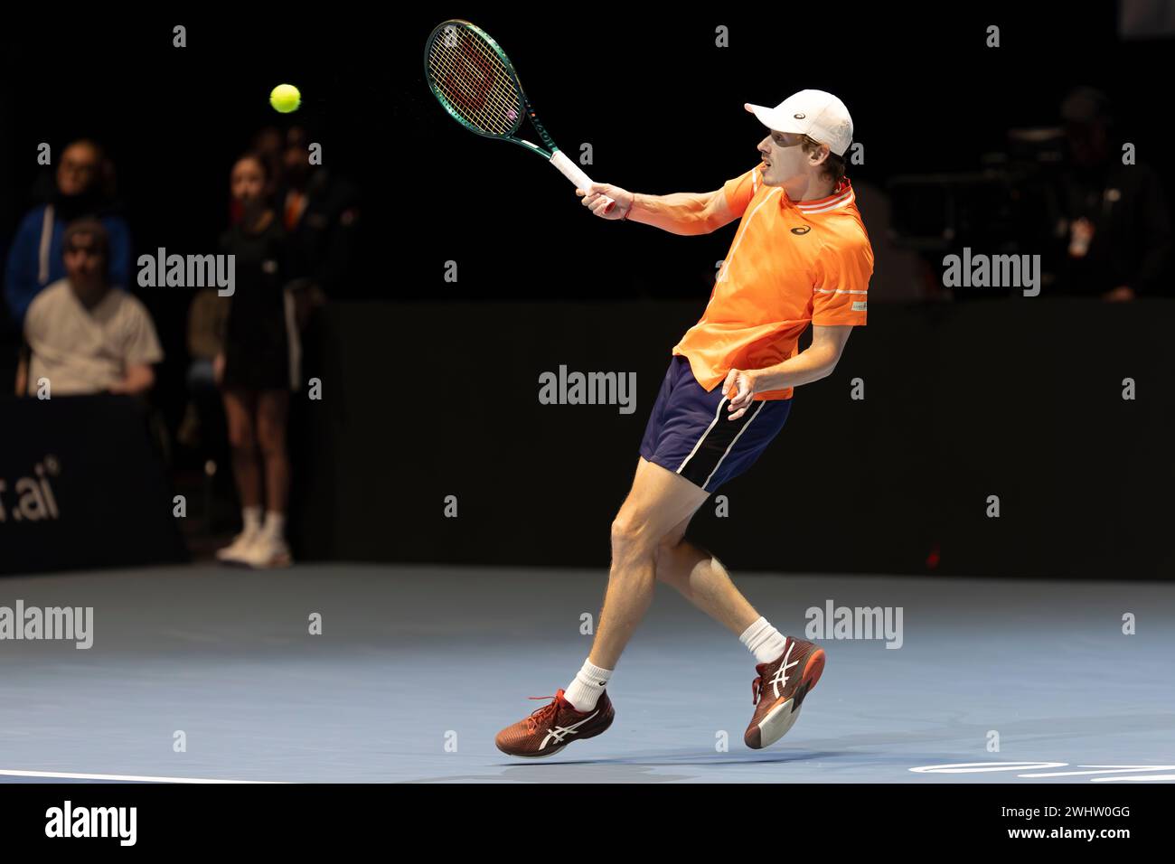 Oslo, Norvegia 11 febbraio 2024 Alex De Minaur dell'Australia gioca un tiro in fronte contro Andrey Rublev della Russia durante il torneo Ultimate Tennis Showdown, finale tenutasi alla Telenor Arena di Oslo, Norwaycredit: Nigel Waldron/Alamy Live News Foto Stock