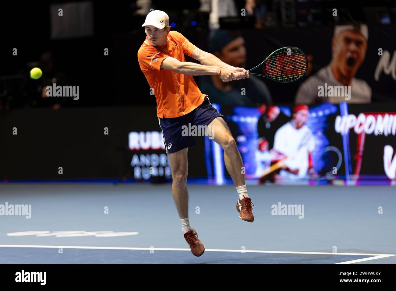 Oslo, Norvegia 11 febbraio 2024 Alex De Minaur dell'Australia in azione contro Andrey Rublev della Russia durante il torneo Ultimate Tennis Showdown, la finale si è svolta alla Telenor Arena di Oslo, Norvegia crediti: Nigel Waldron/Alamy Live News Foto Stock