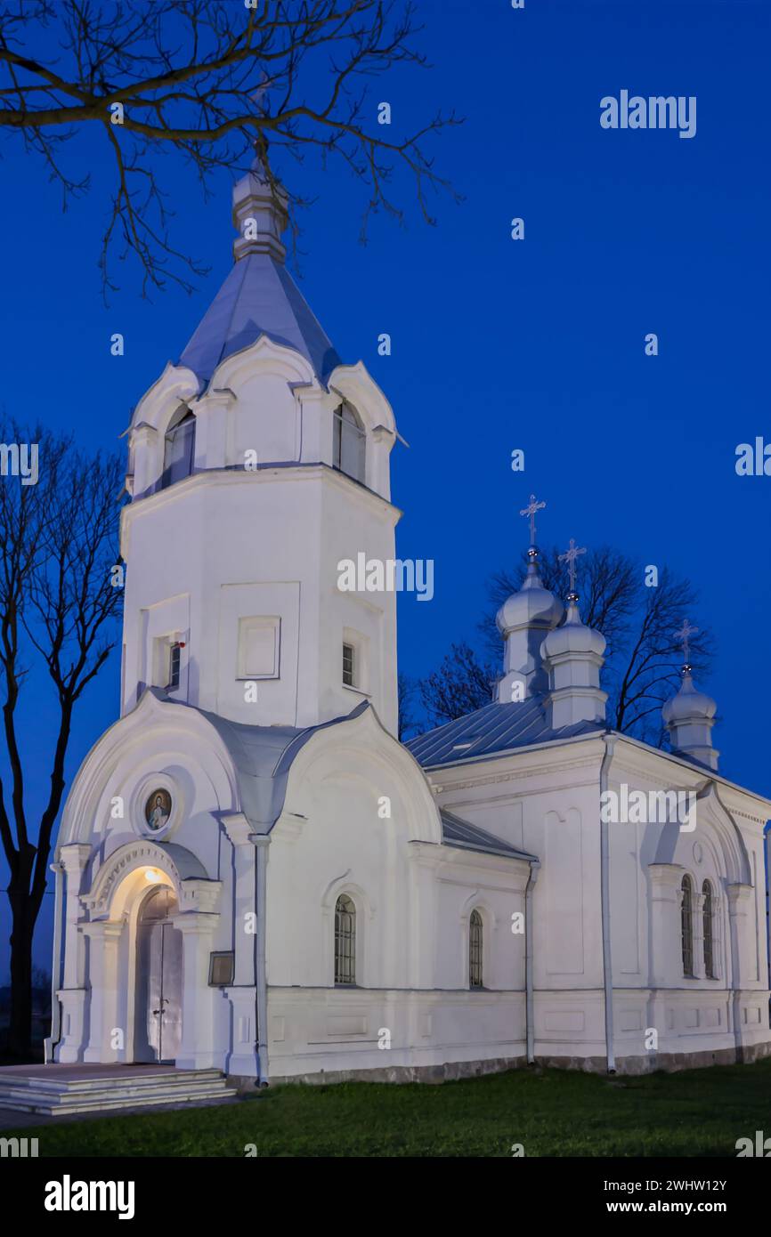 Chiesa ortodossa monumento classico in un piccolo villaggio in serata Foto Stock