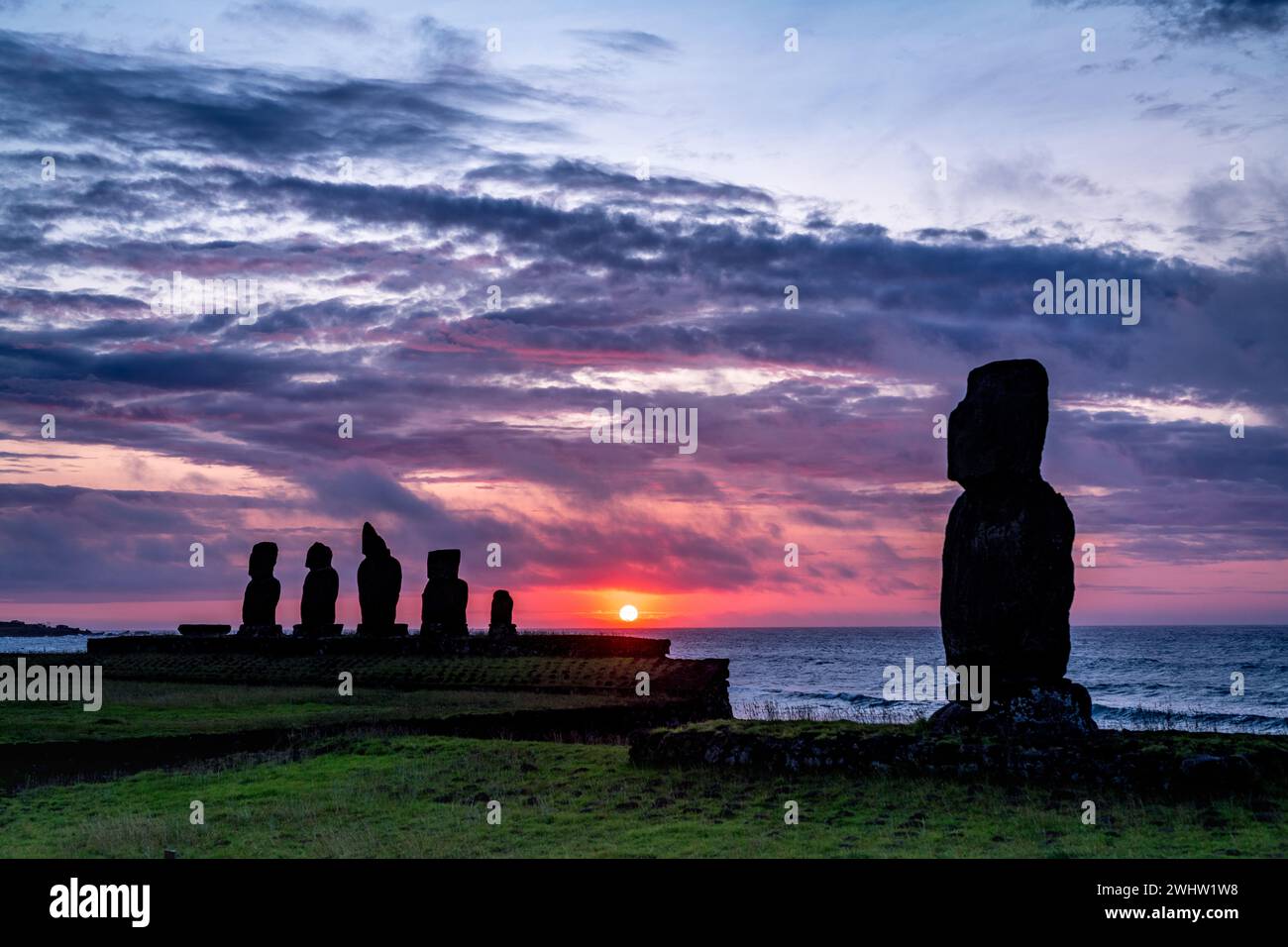 Moais a Tahai al tramonto, Rapa Nui, Isola di Pasqua Foto Stock