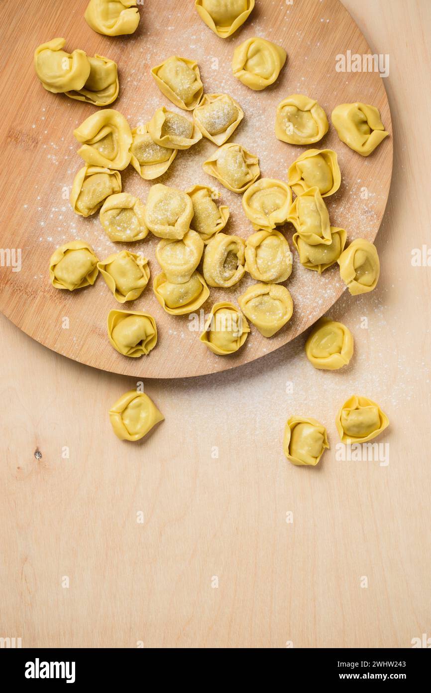 Tortellini crudi con funghi di formaggio, vista dall'alto. Foto Stock
