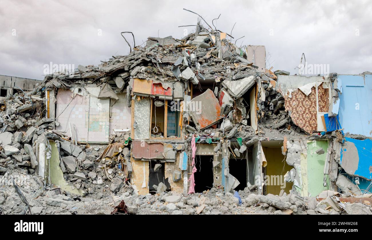 Case distrutte e bruciate nella città Russia Ucraina guerra Foto Stock