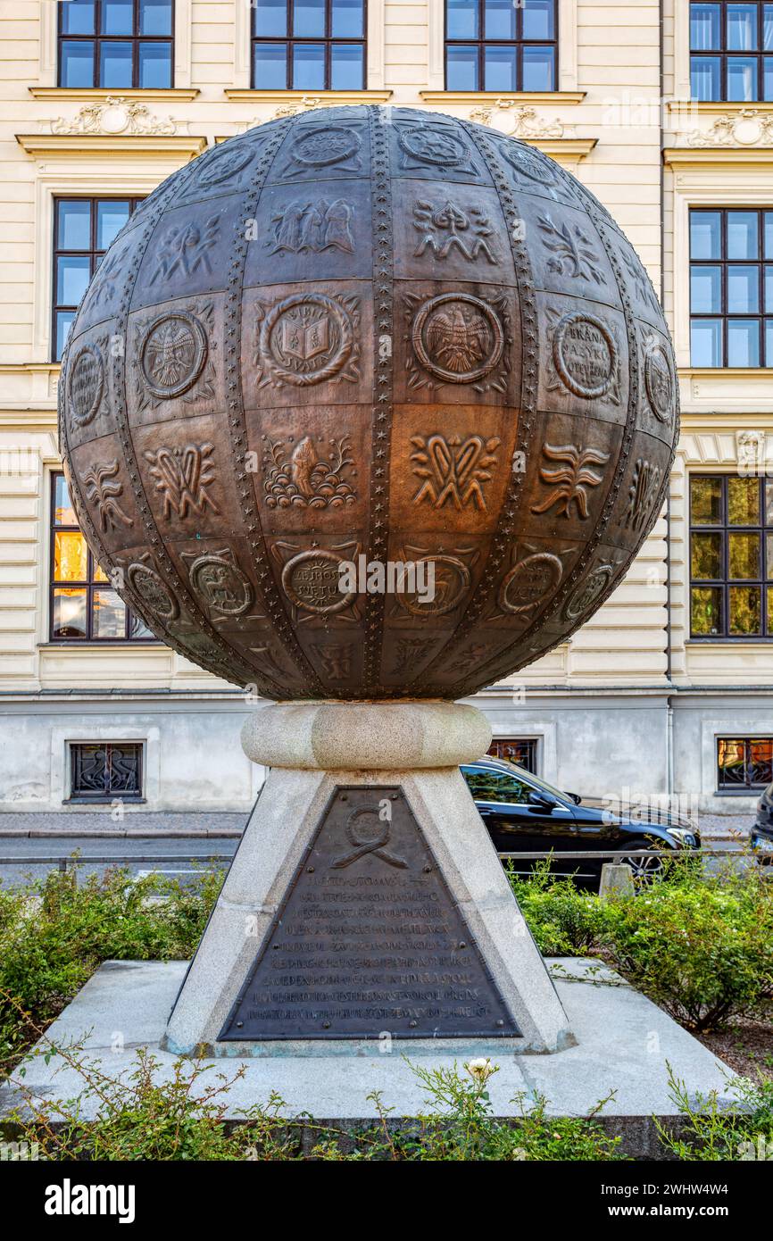 Monumento insolito sotto forma di palla di metallo con immagini in rilievo. Litomysl, Repubblica Ceca Foto Stock