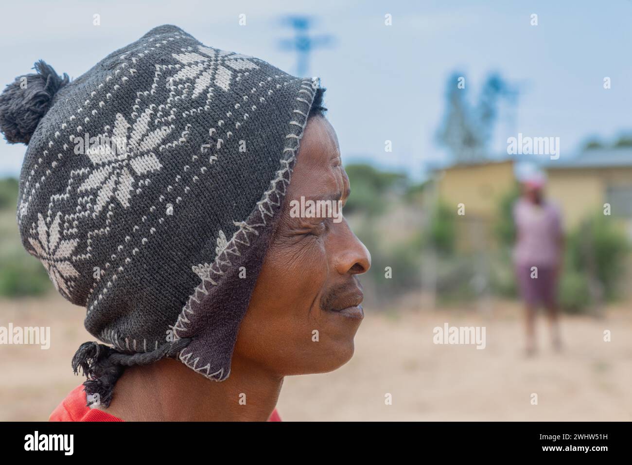 Uomo africano del villaggio che indossa un cappello da trapper con patta orecchie Mongolia Snowflake Pom Beanie Foto Stock